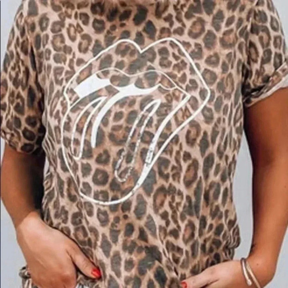 Tops - 🆕Leopard Printed Lips T-Shirt L🆕